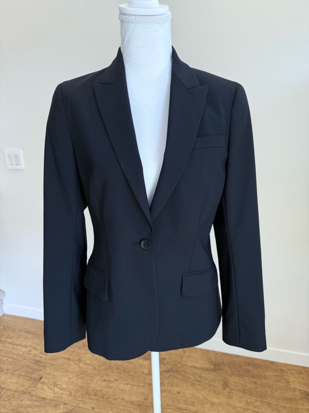 Theory Black Single-Button Tailored Blazer size 6 Scandi Minimalist Tailored
